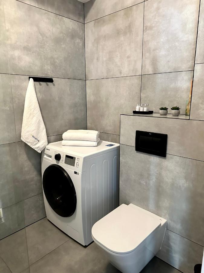 Flow 8 By Housine Zator Luaran gambar